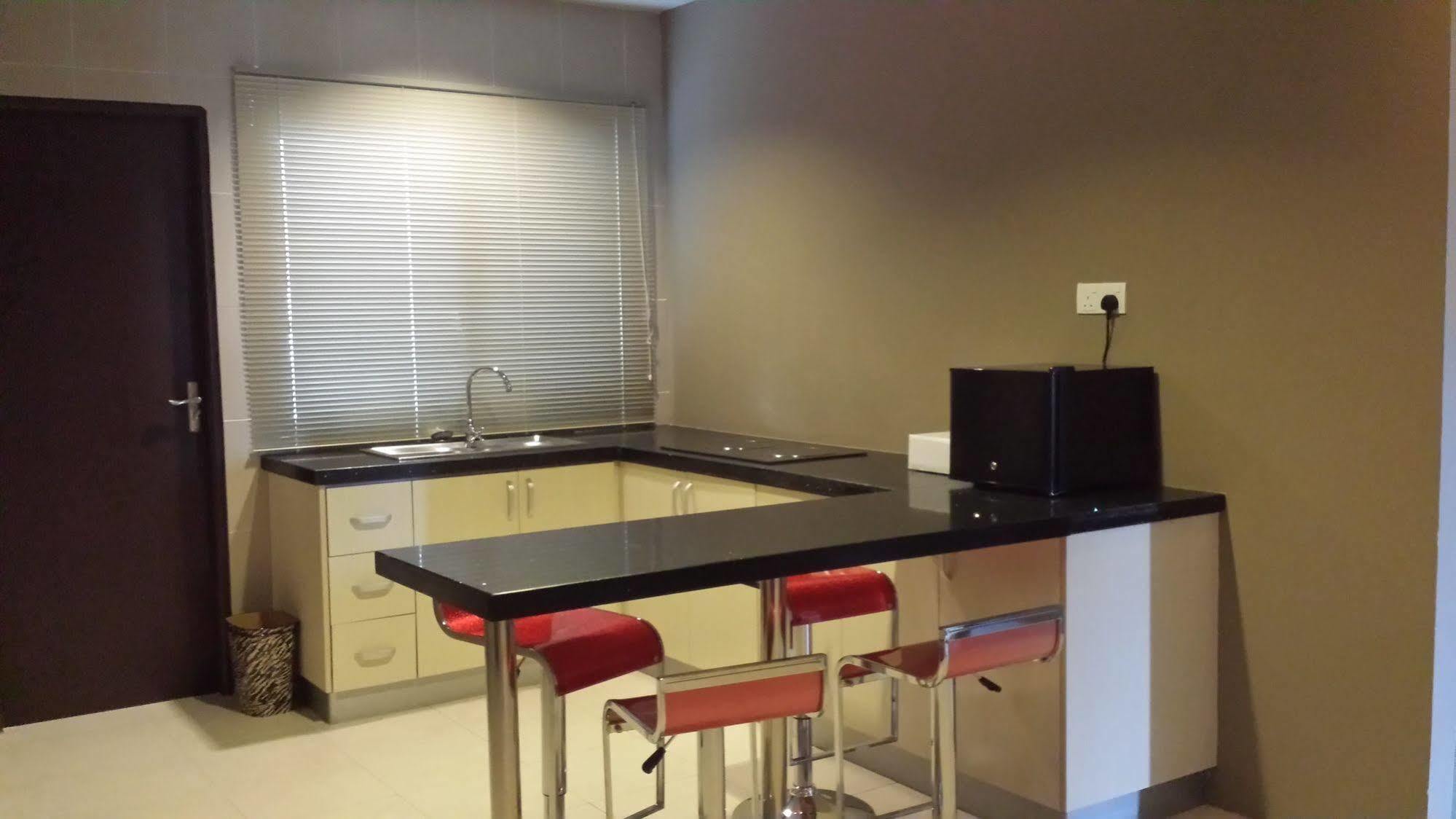 Tribeca Suites Kuching Ngoại thất bức ảnh
